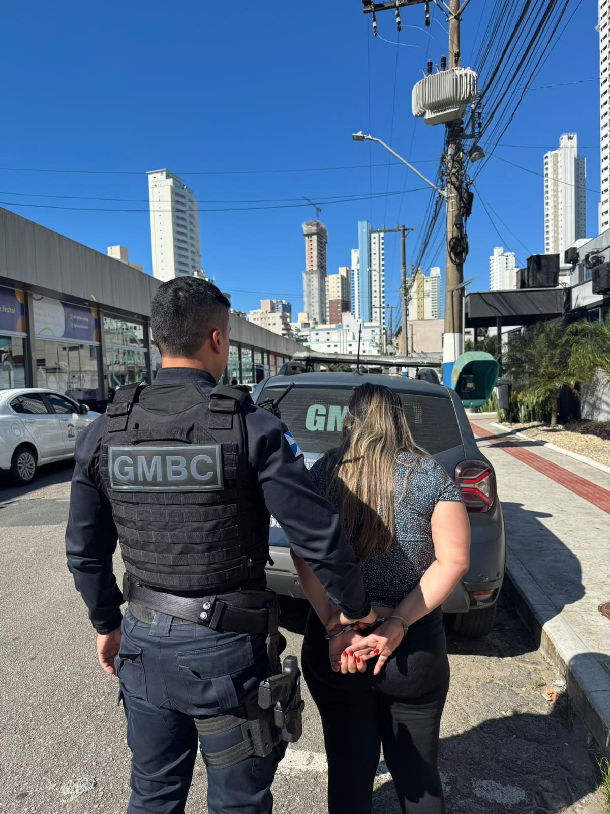 Agressora é presa pela Guarda Municipal de Balneário Camboriú 
