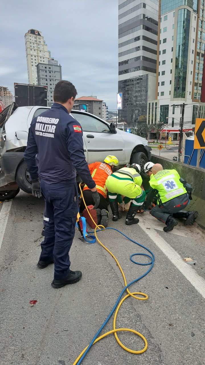 Após acidente na BR-101 em Itapema, motociclista fica preso embaixo de automóvel