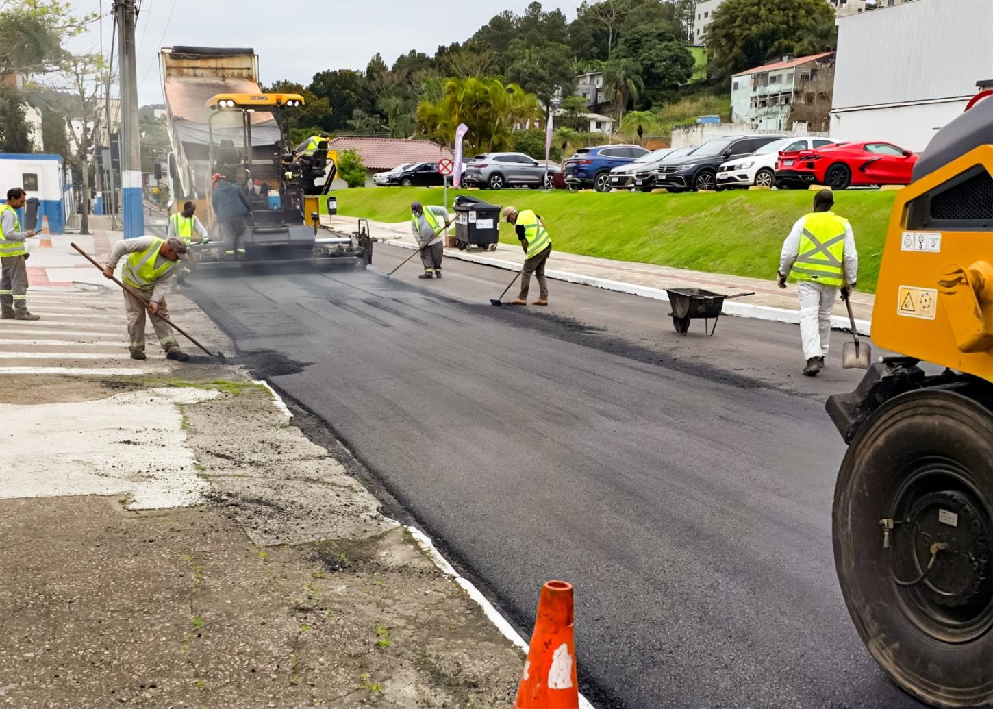 Avenida dos Tucanos, no Ariribá, recebe requalificação asfáltica