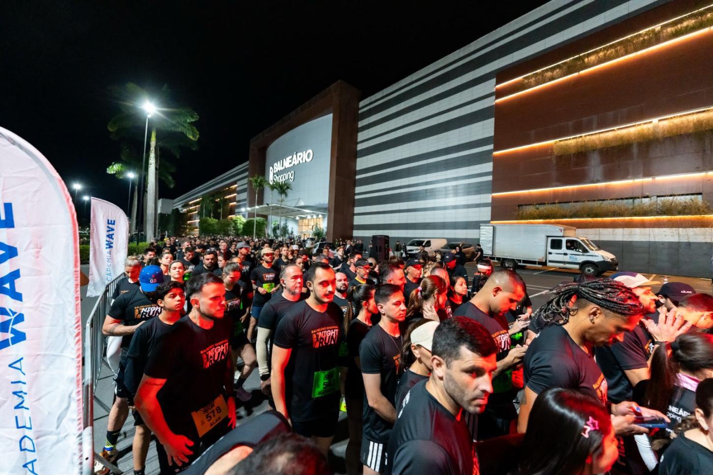 Balneário Shopping Night Run reúne 500 participantes em corrida noturna inédita
