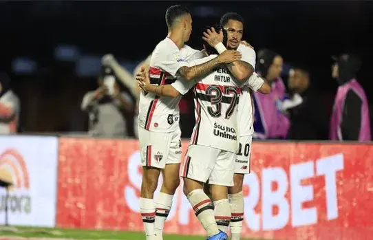 Brasileirão: Fluminense bate o Vasco, São Paulo sobe na tabela e Bahia é o único visitante a vencer - Confira os resultados do sábado