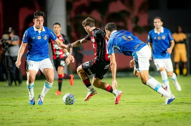 Brasileirão: Vitória vence duelo direto contra o Grêmio e se afasta do Z4 - Confira outros resultados da segunda-feira
