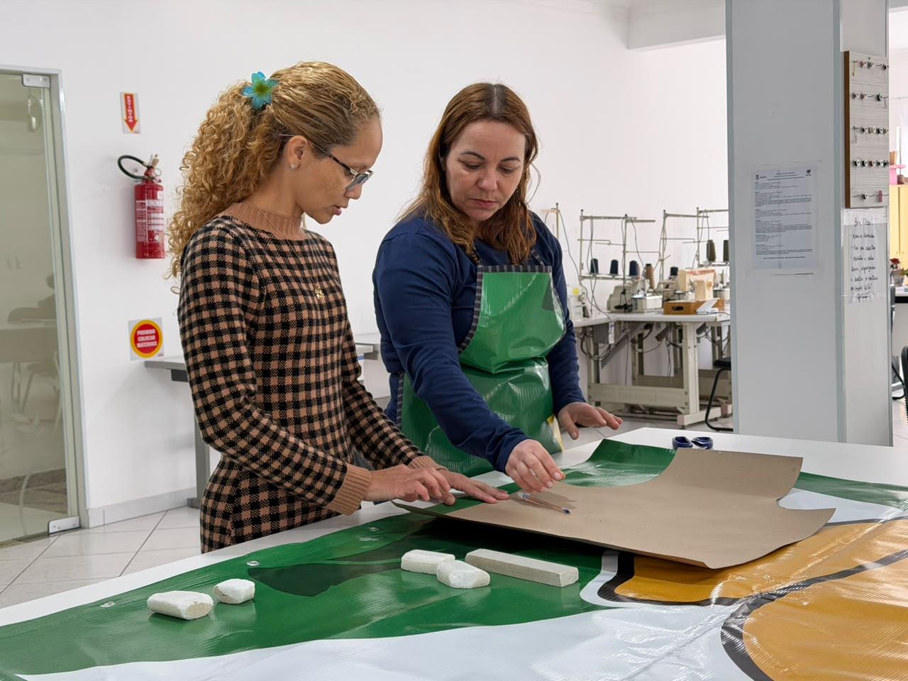 Camboriú: Casa das Oficinas transforma banners usados em aventais e promove conscientização ambiental