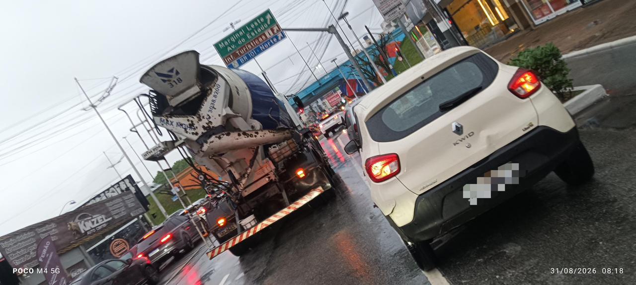 Caminhão colide na traseira de Renault Kwid e deixa danos materiais em Balneário Camboriú - Confira as alterações do trânsito nesta terça-feira: