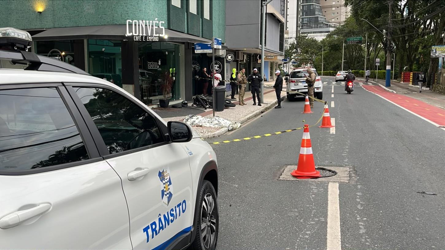 Carona de moto morre em acidente registrado no início da manhã desta segunda-feira em Balneário Camboriú