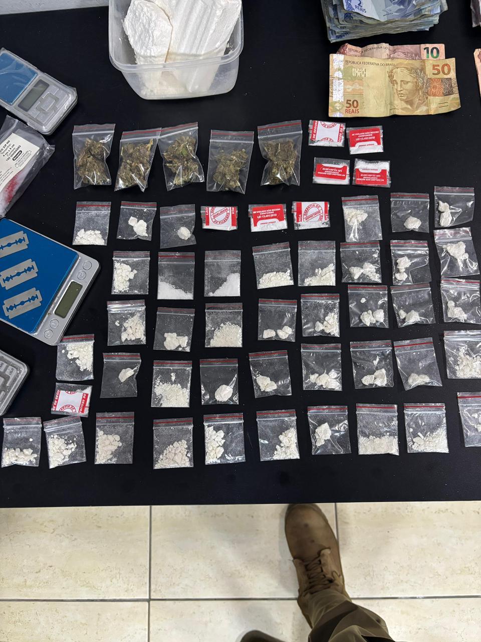 Casal é preso por tráfico de drogas em esquema de entregas em Balneário Camboriú e Camboriú 