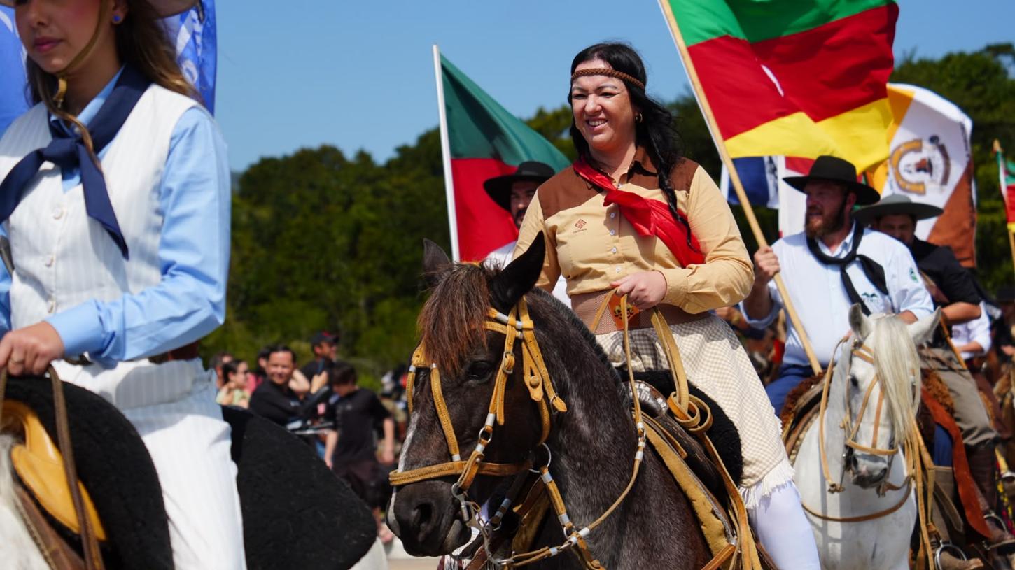 Cavalgada Farroupilha leva tradição gaúcha para as ruas de Balneário Camboriú