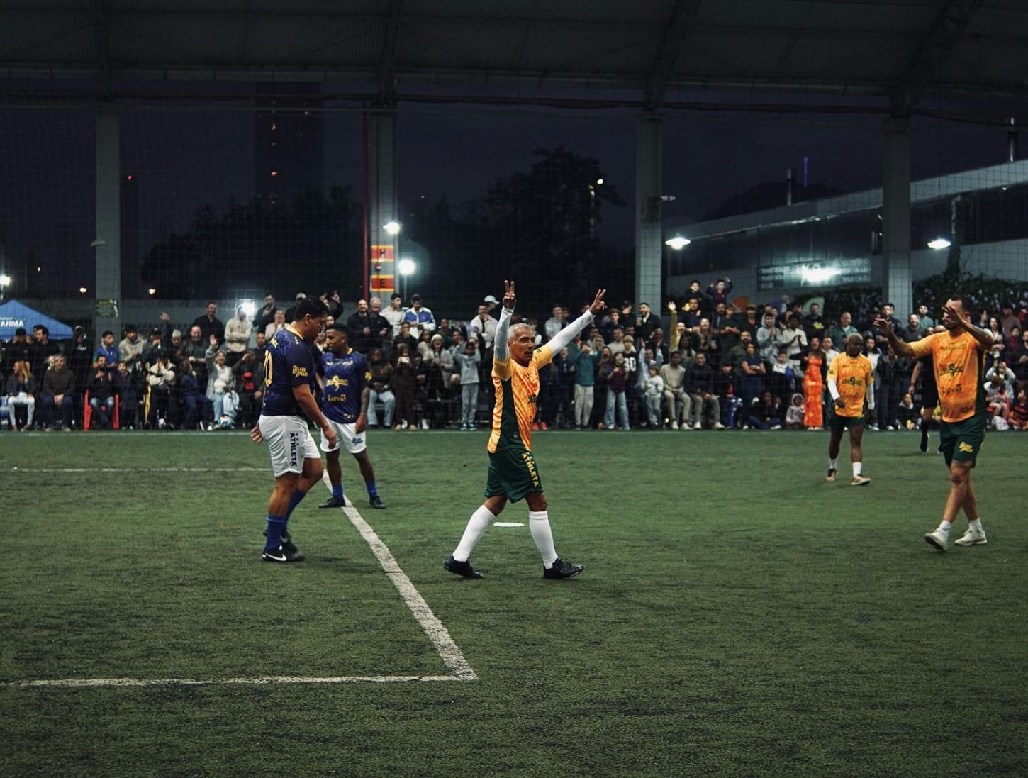CELD celebra 20 anos com estrelas do futebol e arrecada quatro toneladas de alimentos em Balneário Camboriú