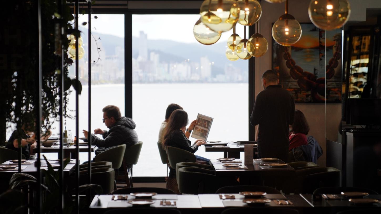 Conheça o restaurante de frutos do mar construído sobre o mar de Santa Catarina