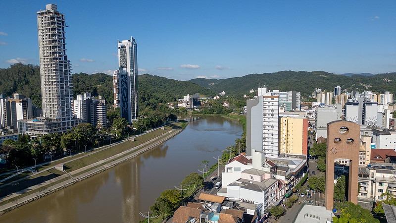 Crédito privado ganha espaço na construção civil e impulsiona antecipação de obras em Santa Catarina