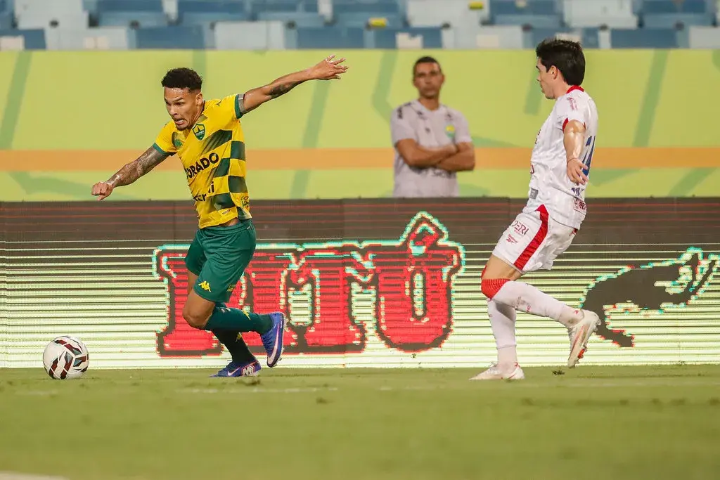 Cuiabá vence o Náutico em duelo direto na Série B - Confira os jogos de segunda-feira