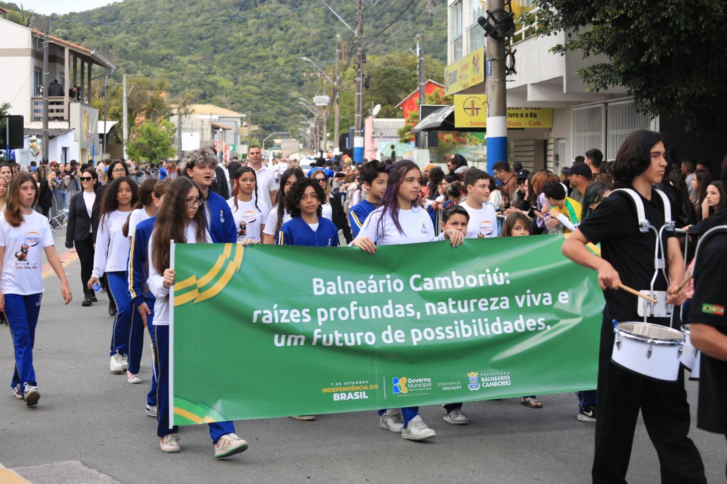 Desfile na Barra encerra celebração de 7 de setembro em Balneário Camboriú