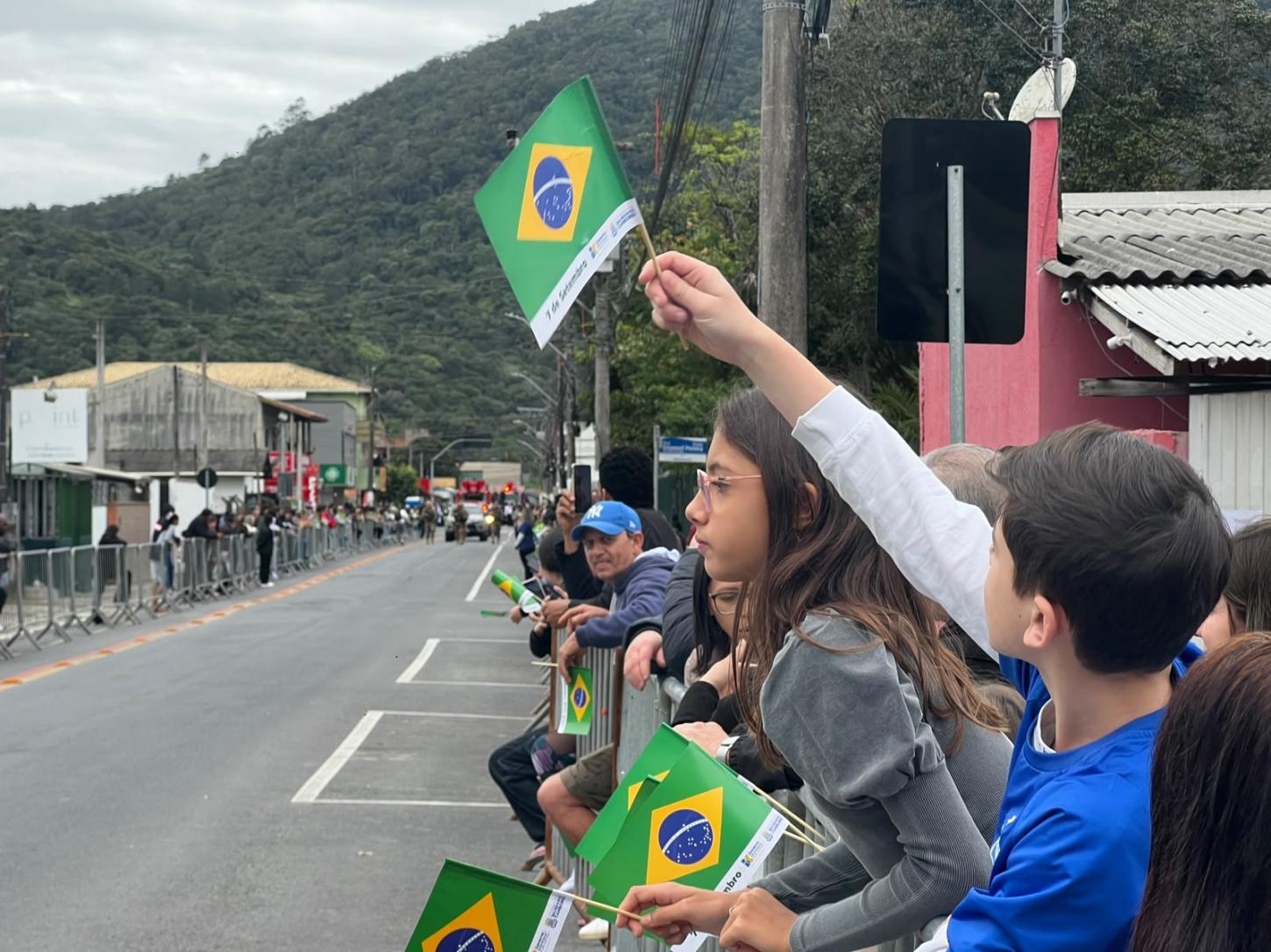 Desfiles Cívicos ocorrem nesta segunda com alterações no trânsito em Balneário Camboriú