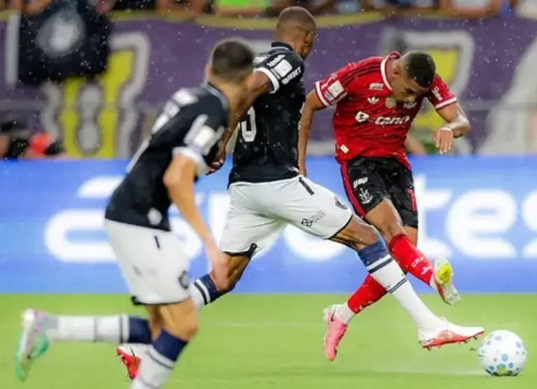 Flamengo assume a ponta do Brasileirão, Santos e Mirassol reagem e Corinthians tropeça em casa. Confira resultados de outras competições 