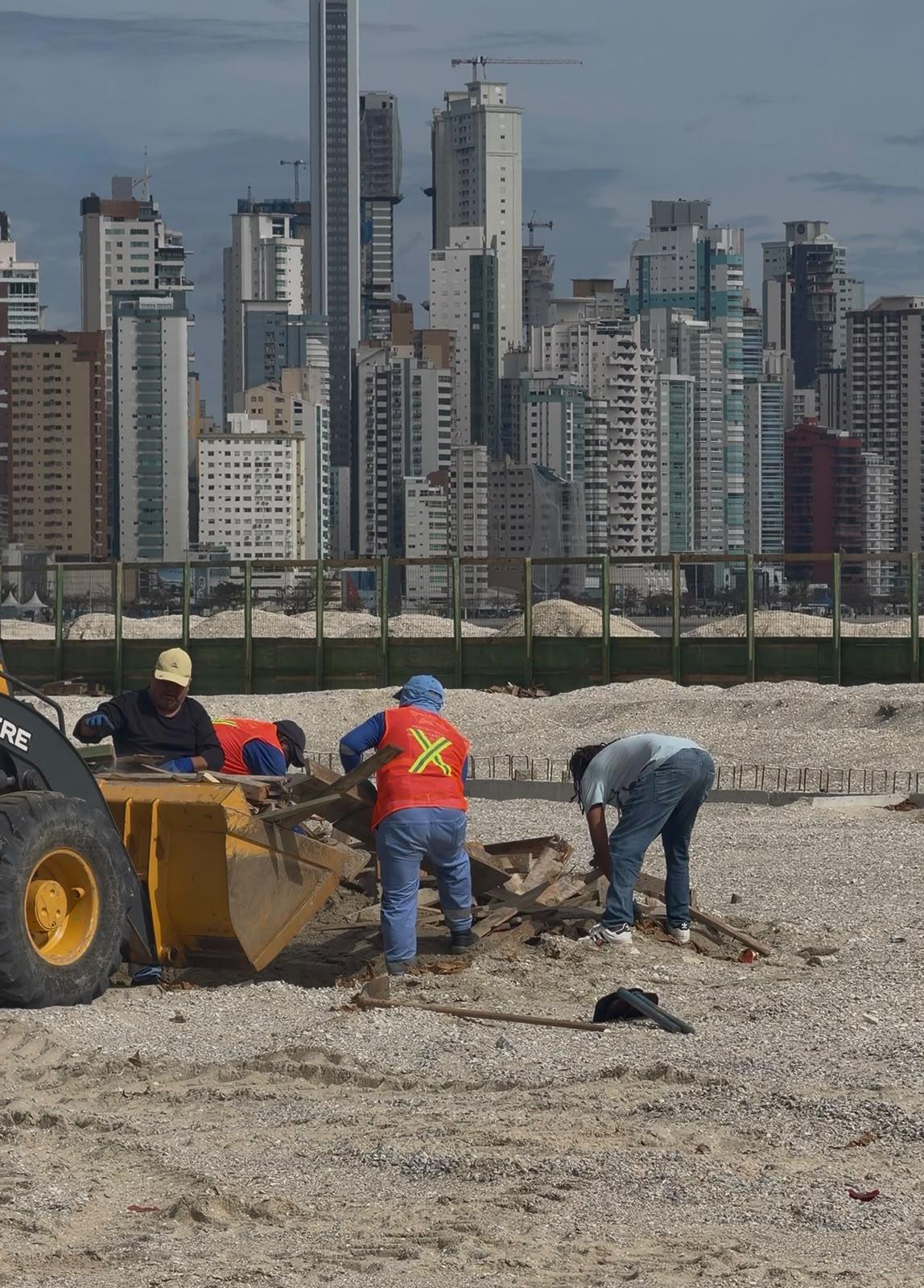 Força-tarefa reforça fiscalização do canteiro de obras da reurbanização da orla em Balneário Camboriú