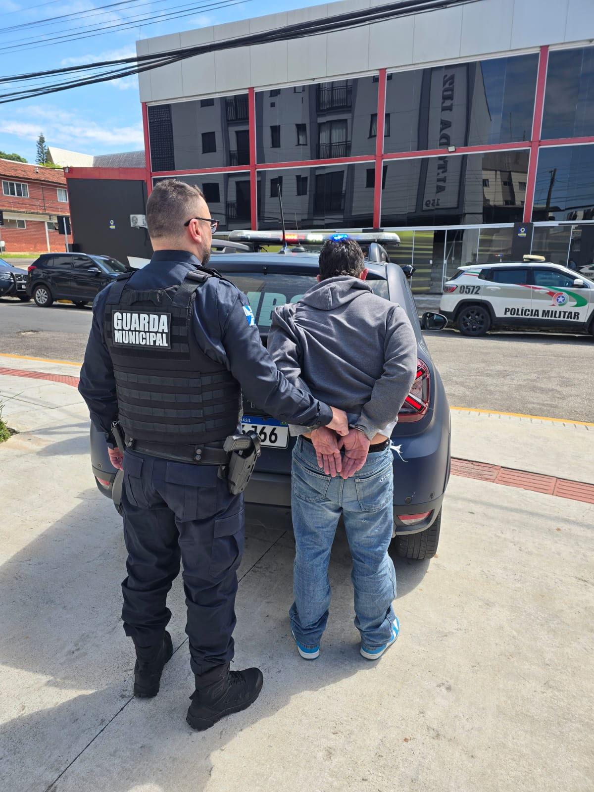 Guarda Municipal prende homem logo após furtar bolsa de mulher 