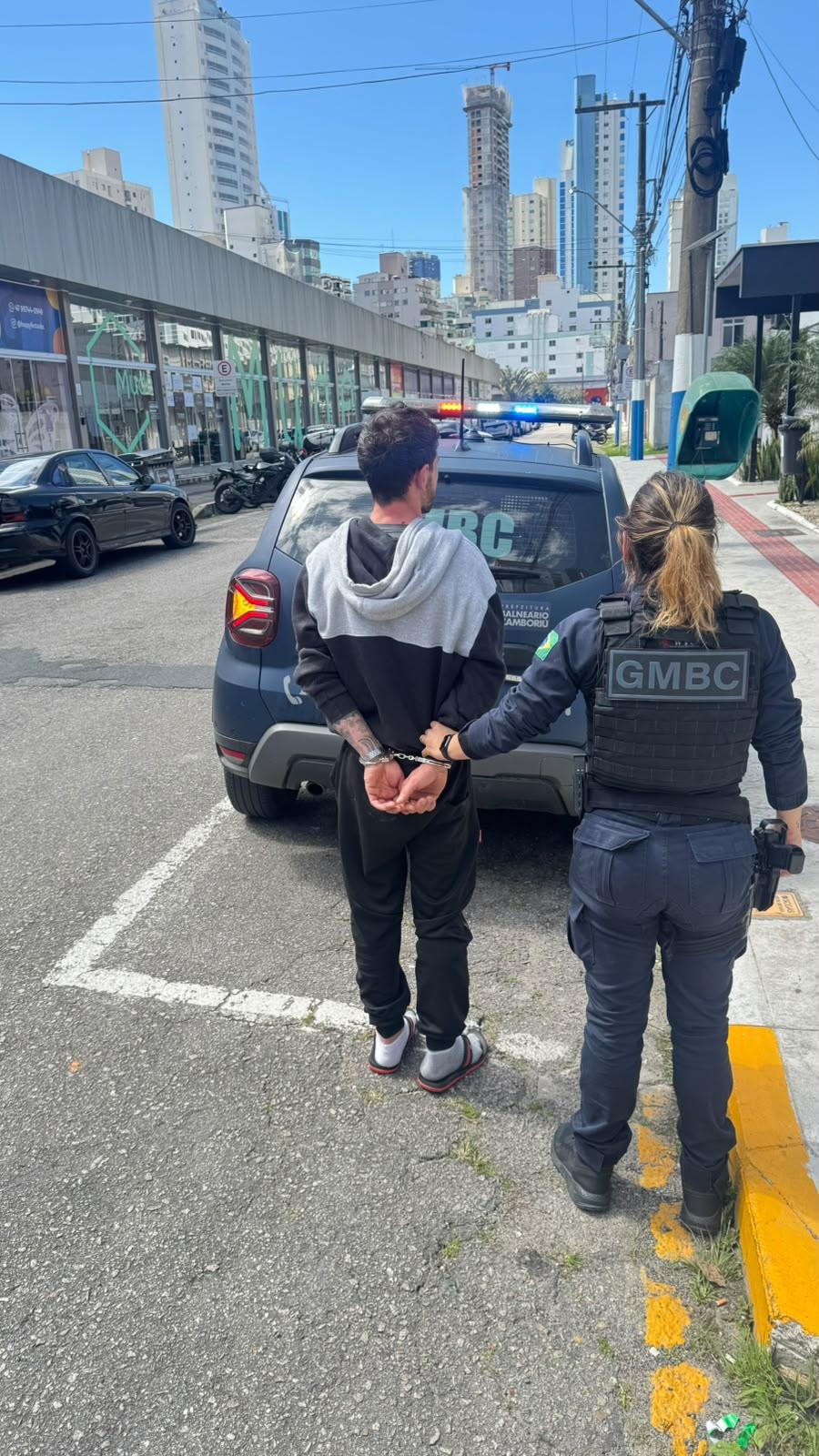 Guarda Municipal prende homem por descumprimento de medida protetiva após atendimento na Sala Lilás