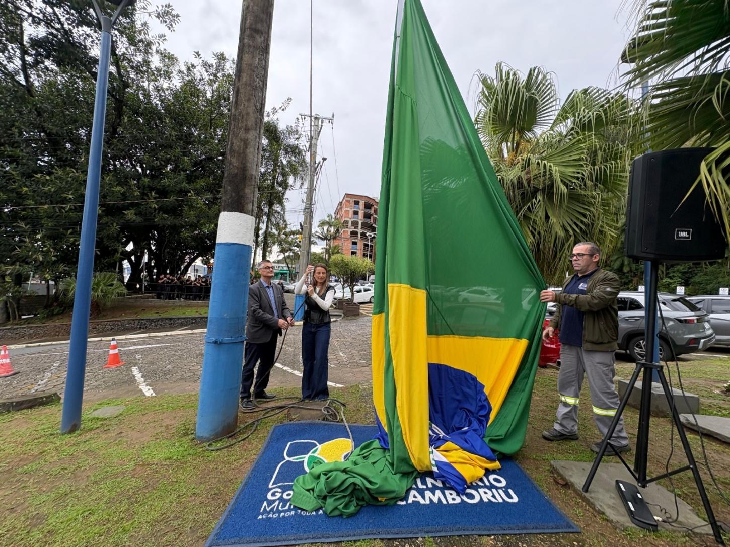Hasteamento da bandeira do Brasil marca início da Semana Cívica em Balneário Camboriú