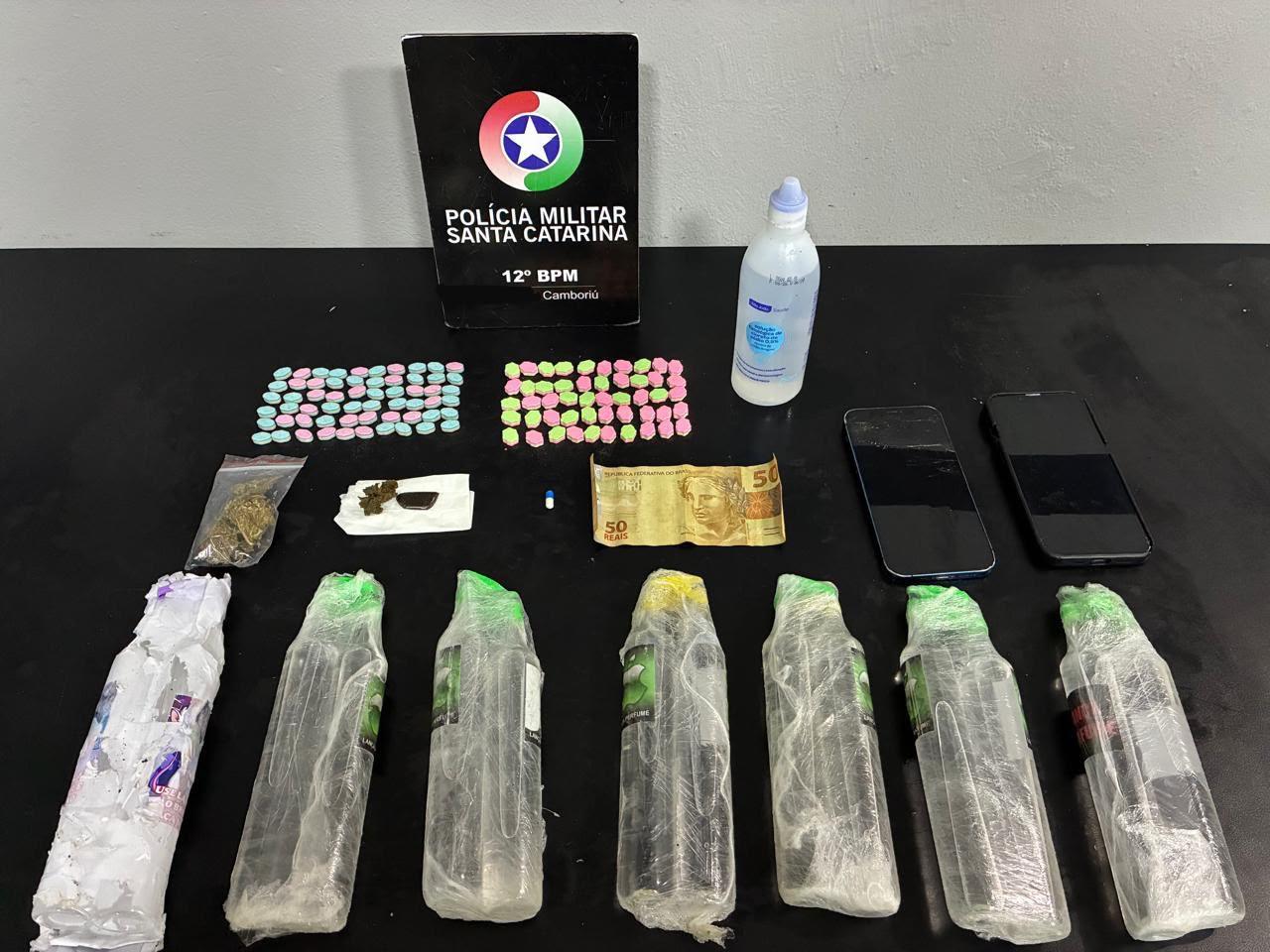 Homem é preso e adolescente é apreendido por tráfico de drogas em evento em Camboriú