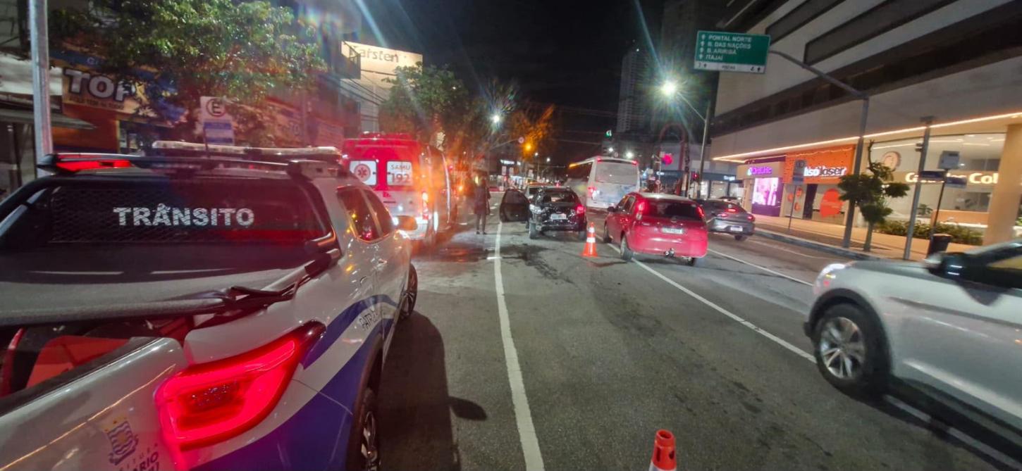 Homem é preso pelos Agentes de Trânsito após se evadir em colisão com quatro veículos - Seis acidentes de trânsito foram registrados no final de semana em Balneário Camboriú