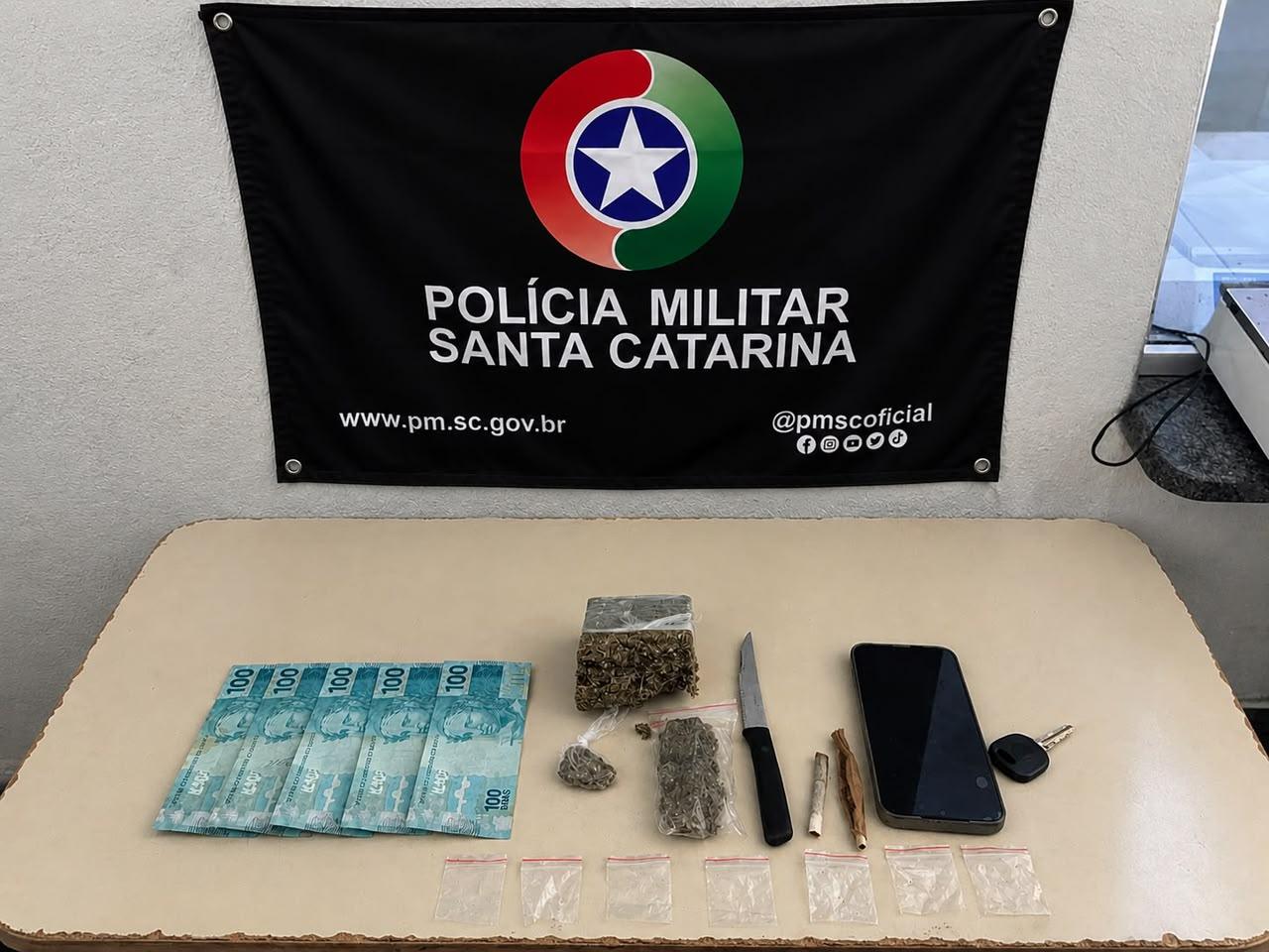 Homem é preso por tráfico de drogas após abordagem em Porto Belo