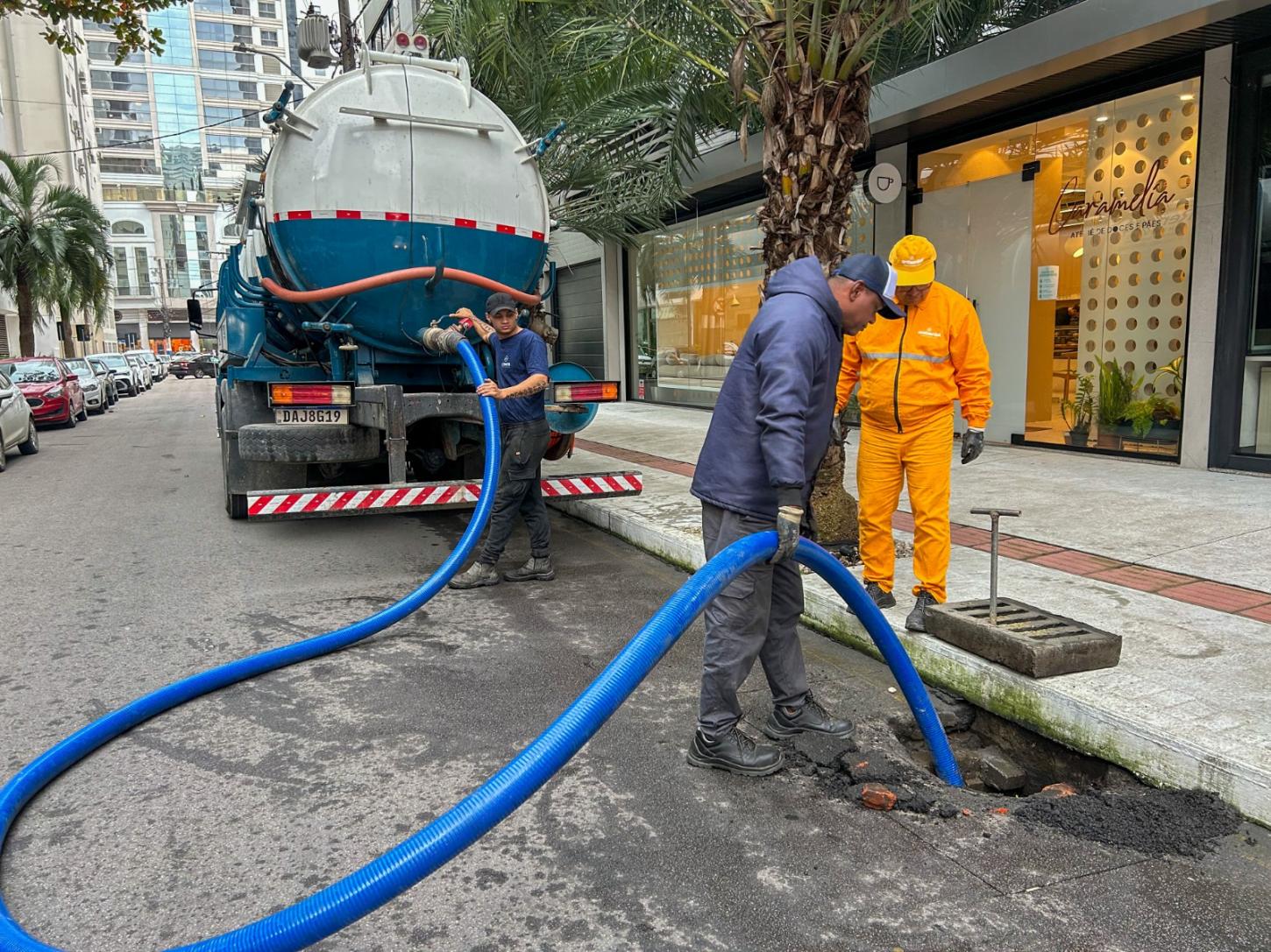 Limpeza de rios e bocas de lobo contribui para escoamento da chuva em Balneário Camboriú