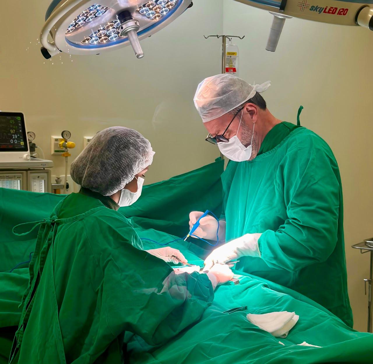 Médico que mais realizou cirurgias pelo SUS em Penha, Dr. Elcio destaca vínculo com o município