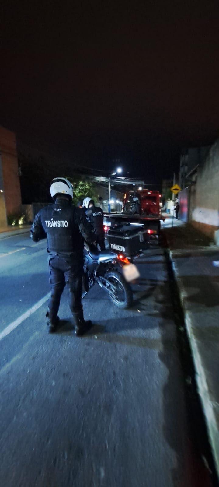Moto atrasada é apreendida pelos Agentes de Trânsito de Balneário Camboriú após furar sinal e dar grau