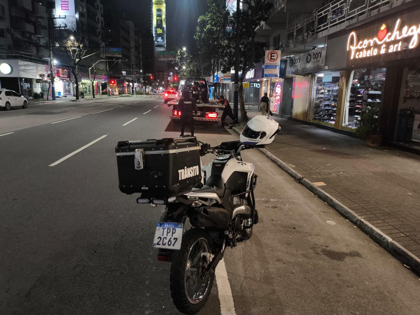 Moto com mais de 13 mil em débitos é removida pelos Agentes de Trânsito de Balneário Camboriú 