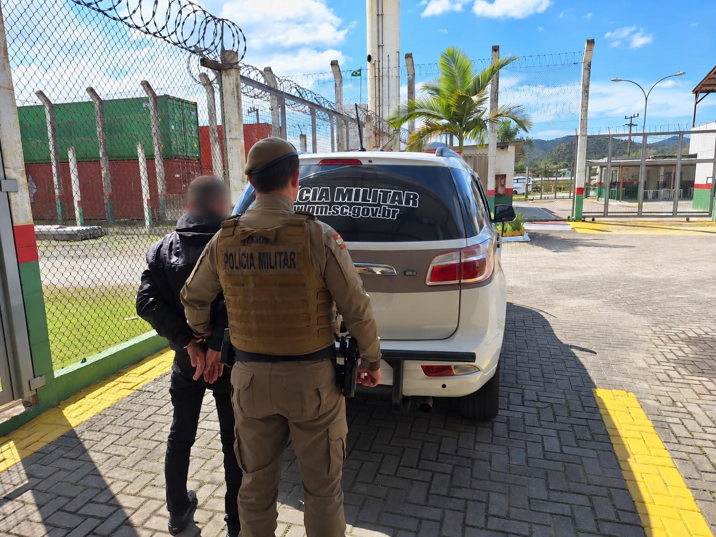 Motociclista empina moto, é abordado e polícia descobre mandado de prisão em Balneário Camboriú
