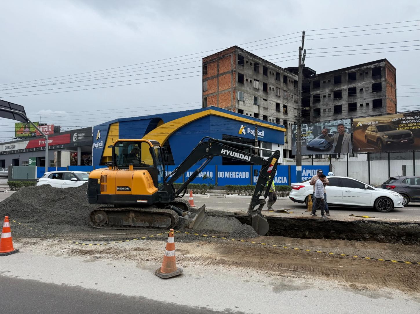 Obra de drenagem da Avenida do Estado já implantou mais de 100 metros de tubulação