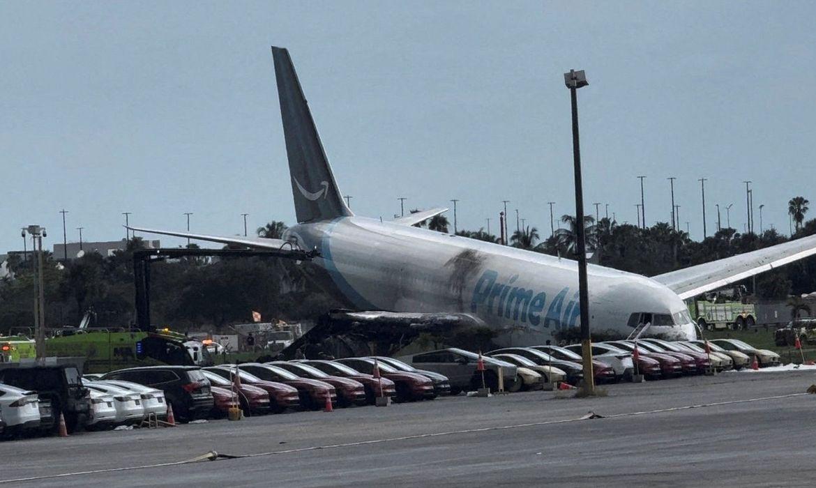 Pelo menos 5 pessoas morrem em acidente com avião de carga em Miami