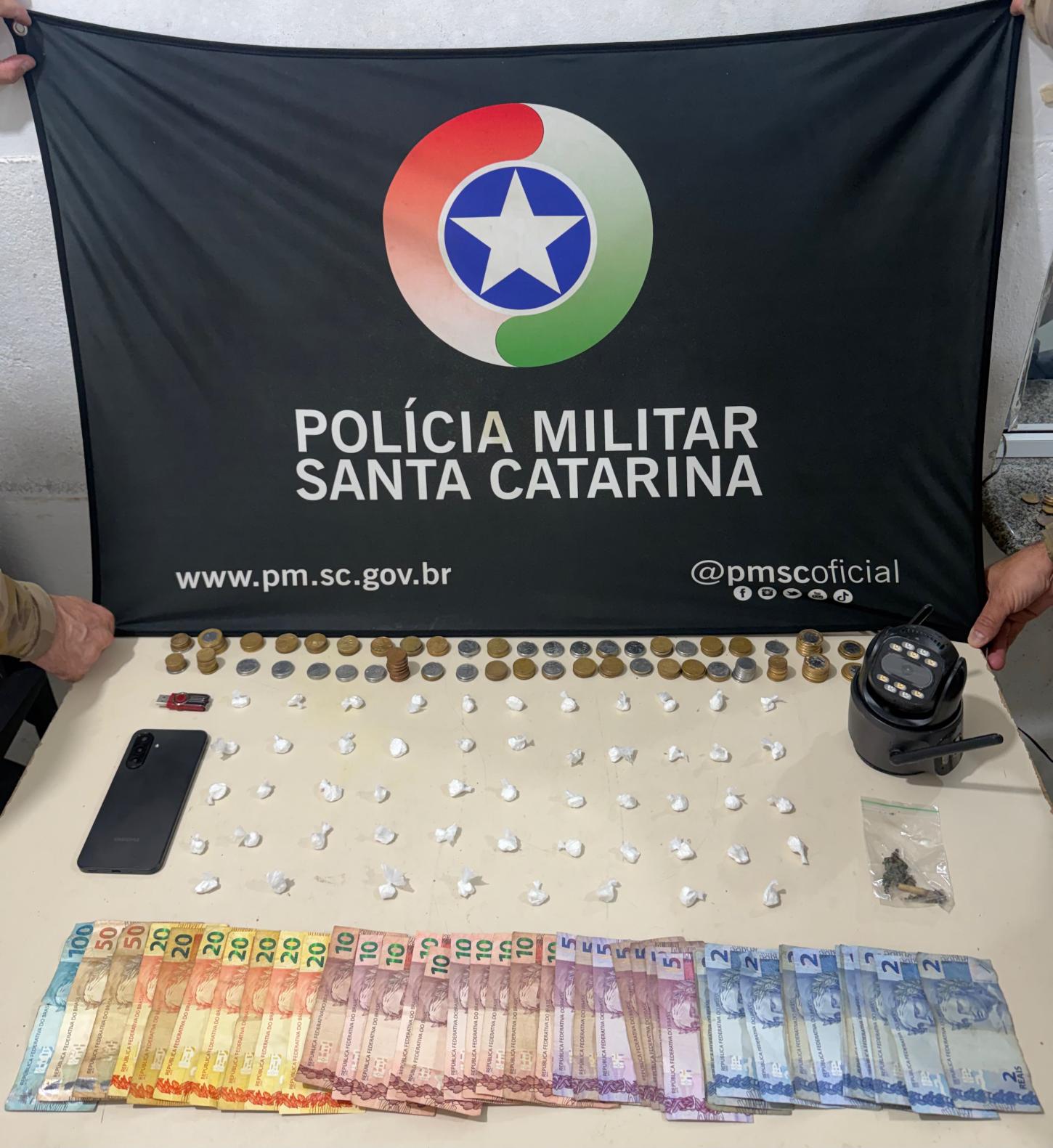 Polícia Militar apreende cocaína e dinheiro em ação contra o tráfico de drogas em Itapema