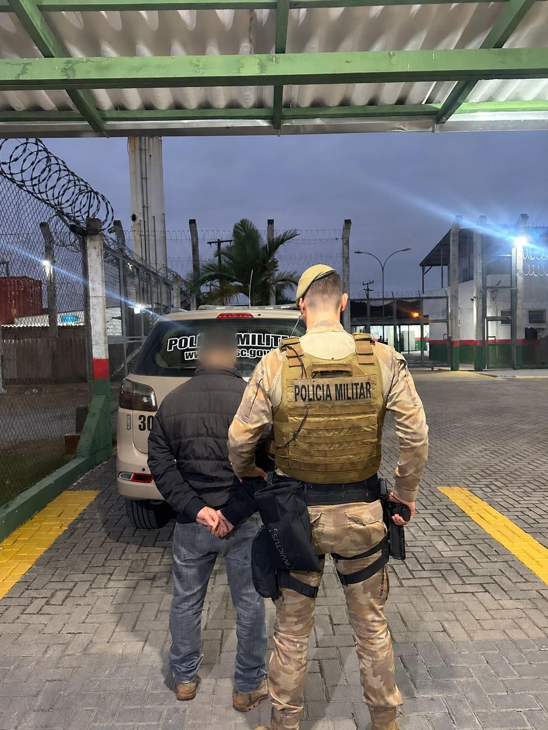 Polícia Militar localiza foragido com auxílio de reconhecimento facial em Balneário Camboriú
