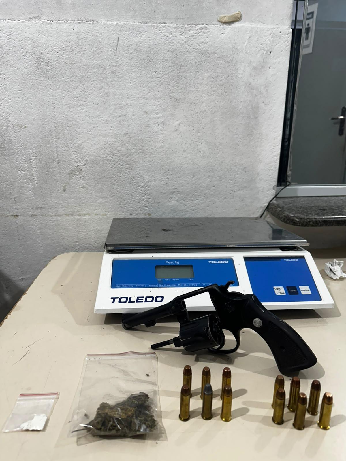 Polícia Militar prende homem por porte ilegal de arma de fogo e posse de drogas em Itapema
