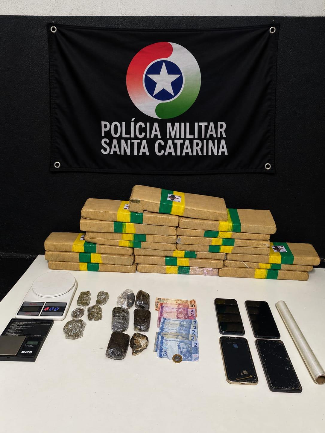 Polícia Militar prende suspeito e apreende mais de 16 quilos de maconha em Itajaí