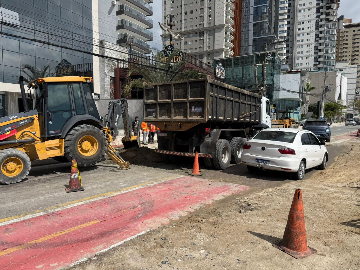 Trânsito é desviado na Avenida Atlântica para obras de requalificação