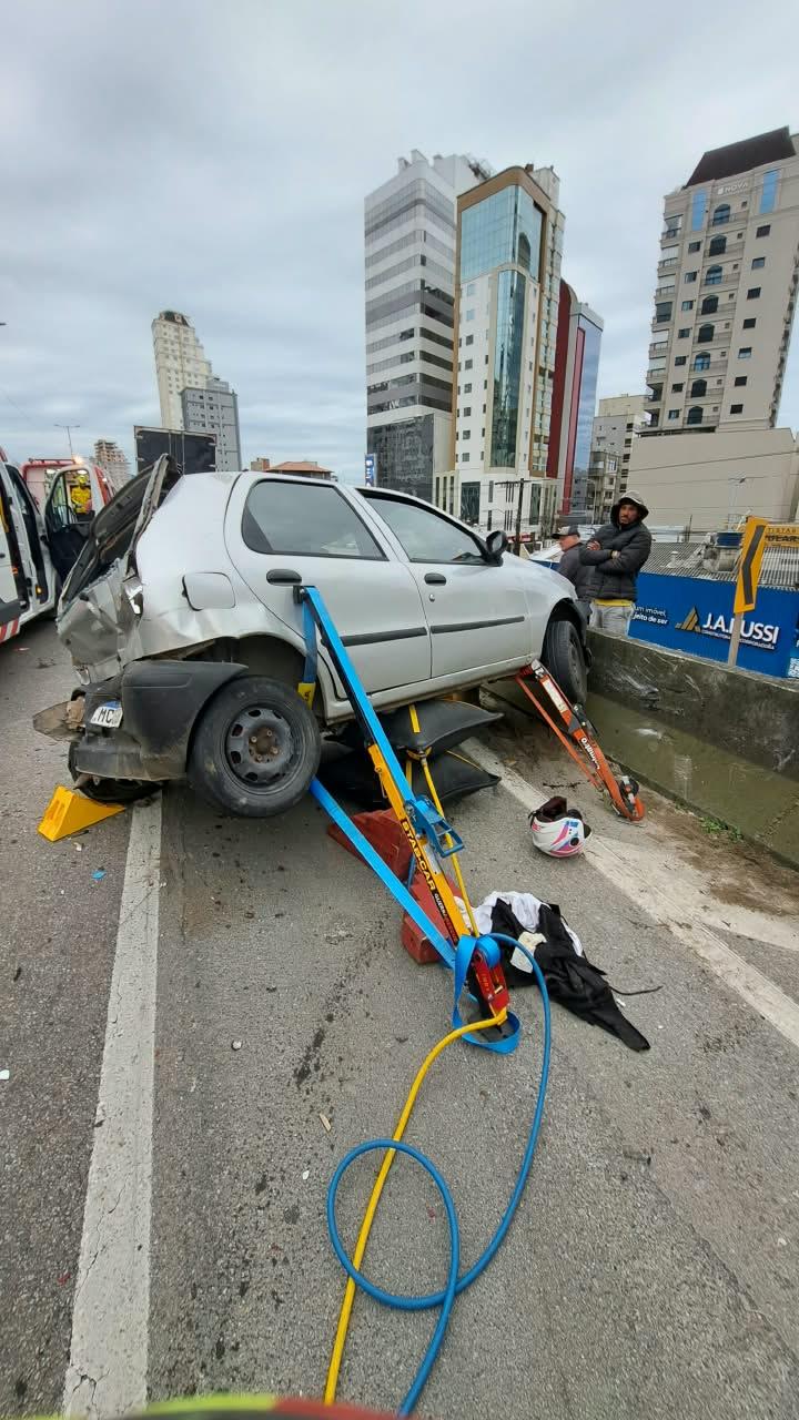 Após acidente na BR-101 em Itapema, motociclista fica preso embaixo de automóvel