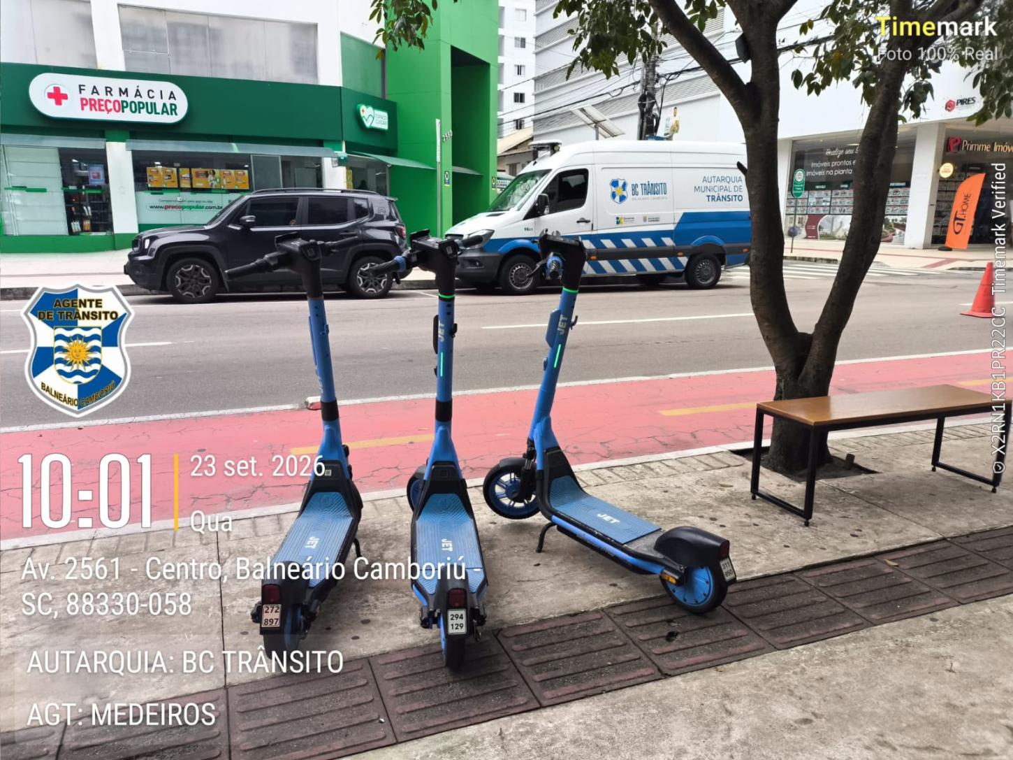 Agentes de Trânsito removem três patinetes estacionados irregularmente