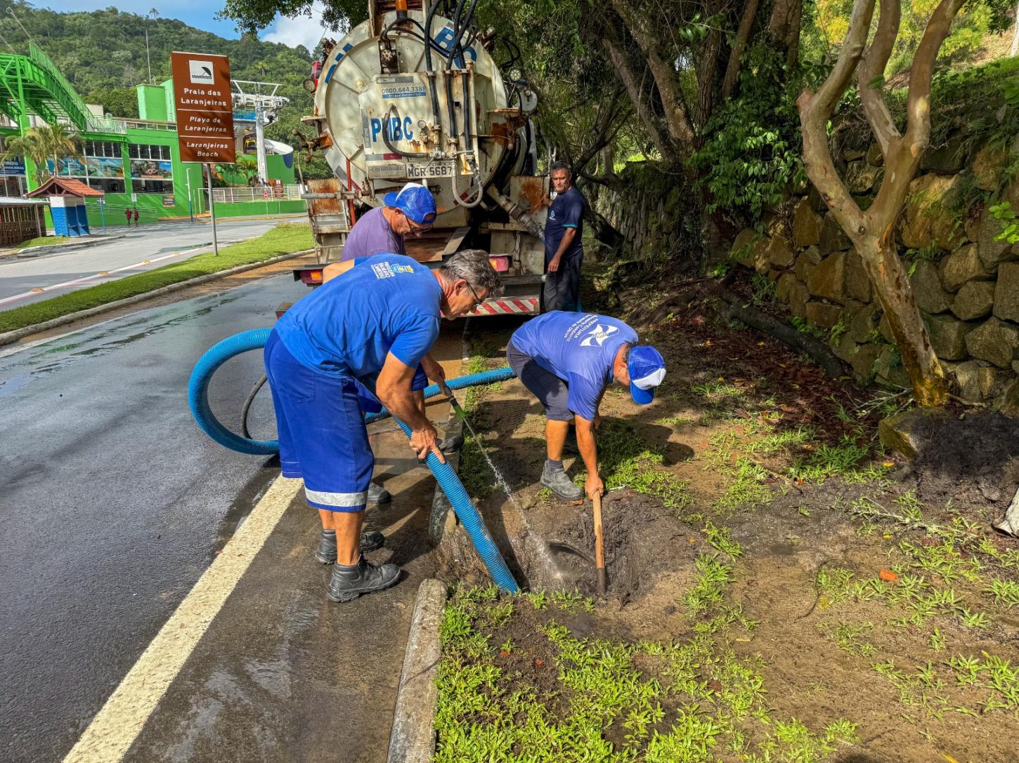 Limpeza de rios e bocas de lobo contribui para escoamento da chuva em Balneário Camboriú