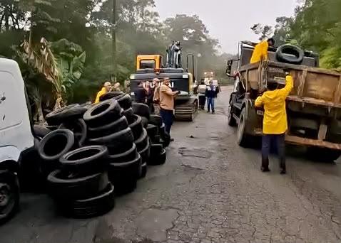 Prefeitura de Balneário Camboriú recolhe pneus descartados em área de preservação