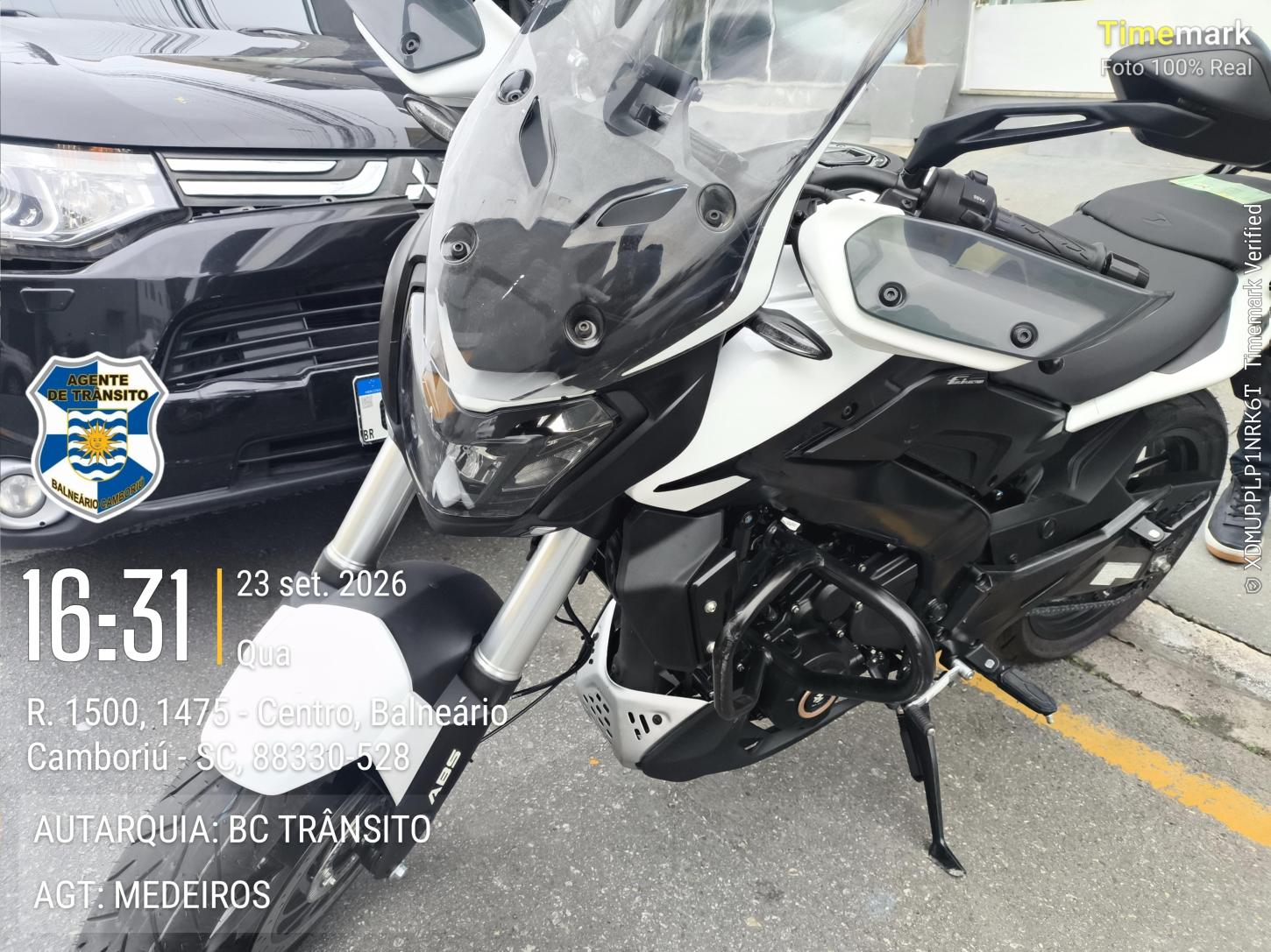Acidente envolvendo motocicleta e dois veículos estacionados