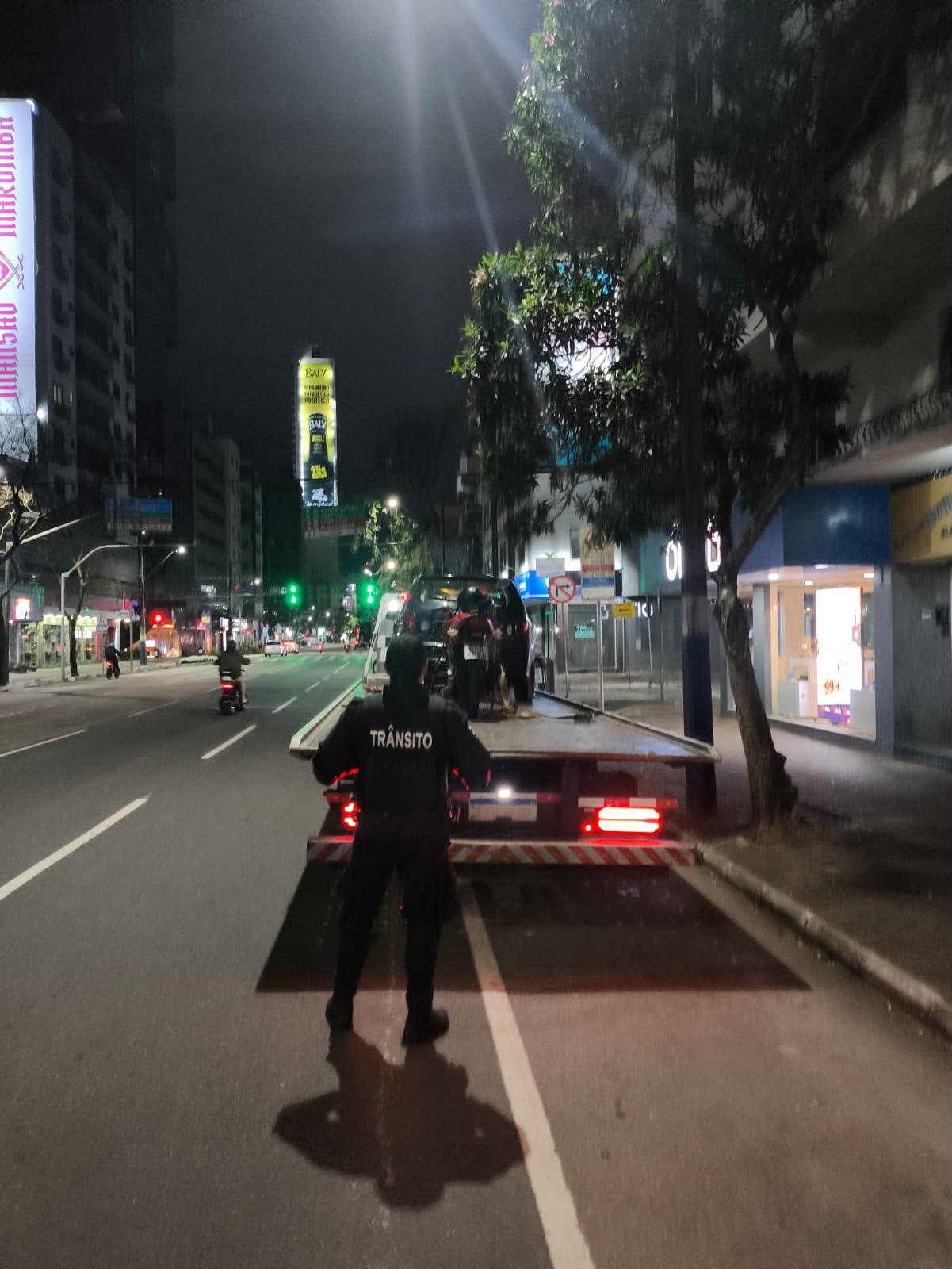 Moto com mais de 13 mil em débitos é removida pelos Agentes de Trânsito de Balneário Camboriú