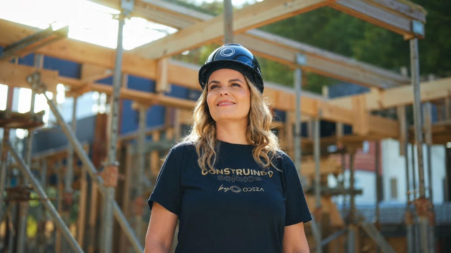 Fernanda Torresani, CEO da construtora, no canteiro de obras em Blumenau: planejamento de caixa permitiu antecipar entregas - Divulgação Odeza Empreendimentos