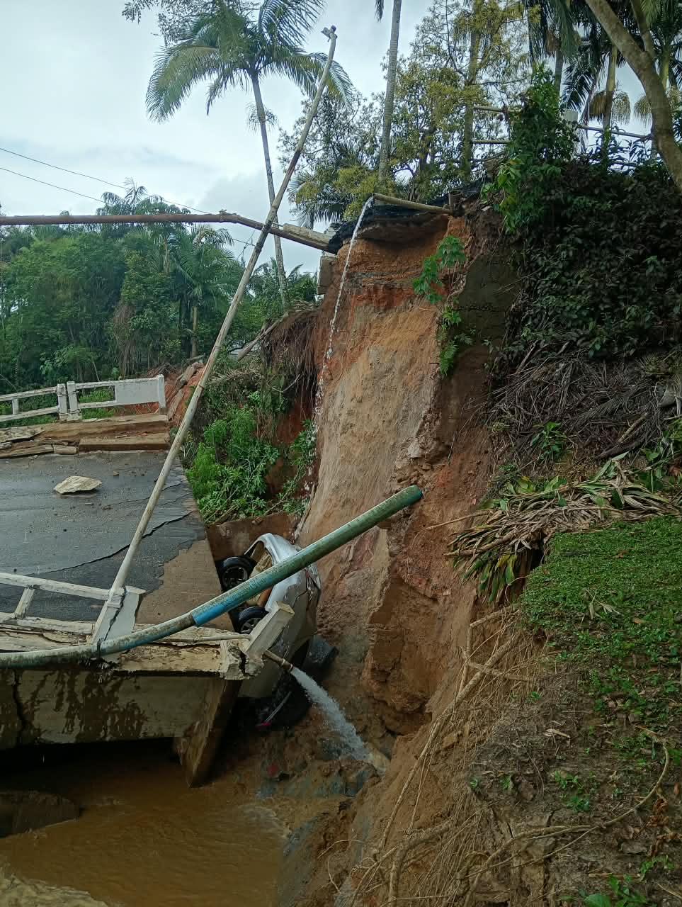 Corpo de Bombeiros atende casal após queda de ponte em Canelinha
