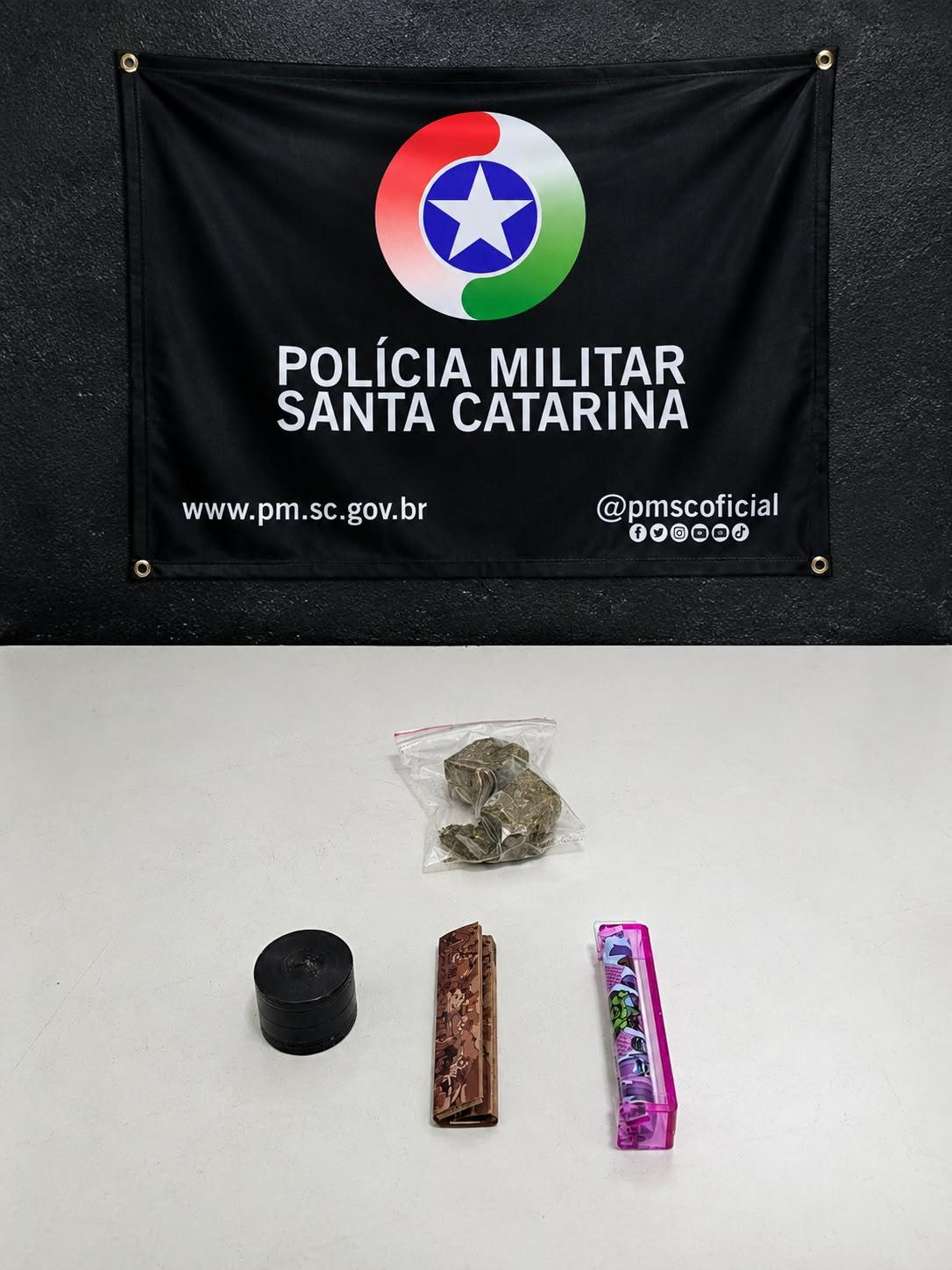 Polícia Militar apreender 56,6 gramas de  maconha no Bairro Cordeiros