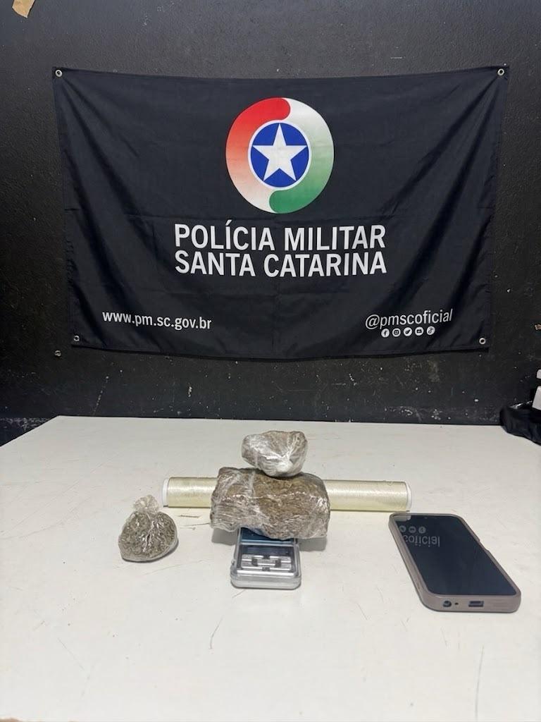 PM apreende aproximadamente 300 gramas de drogas e prende mulher por tráfico