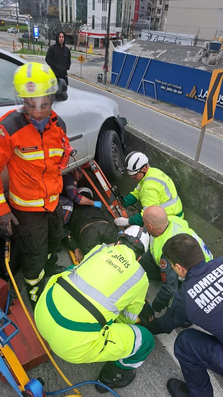 Após acidente na BR-101 em Itapema, motociclista fica preso embaixo de automóvel