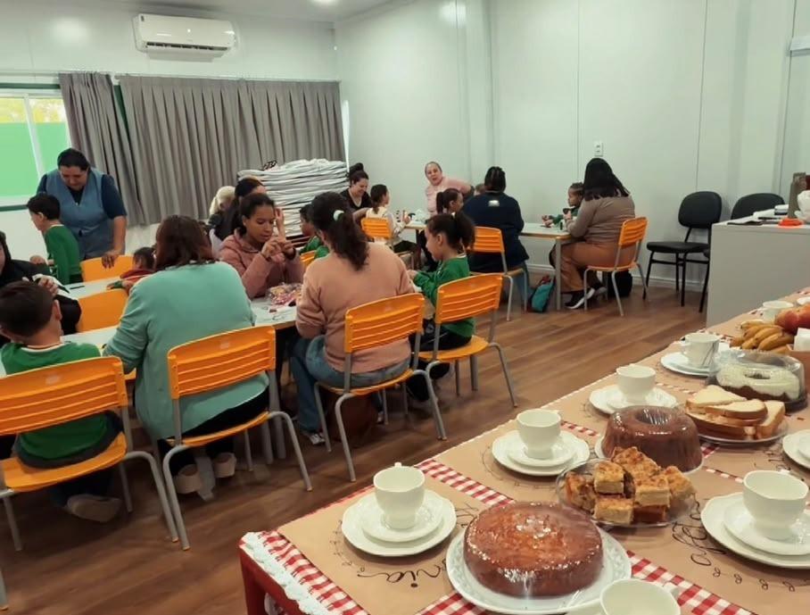 Pré II da ETI Huslen Ricardo promove encontro especial com o “Chá das Avós”