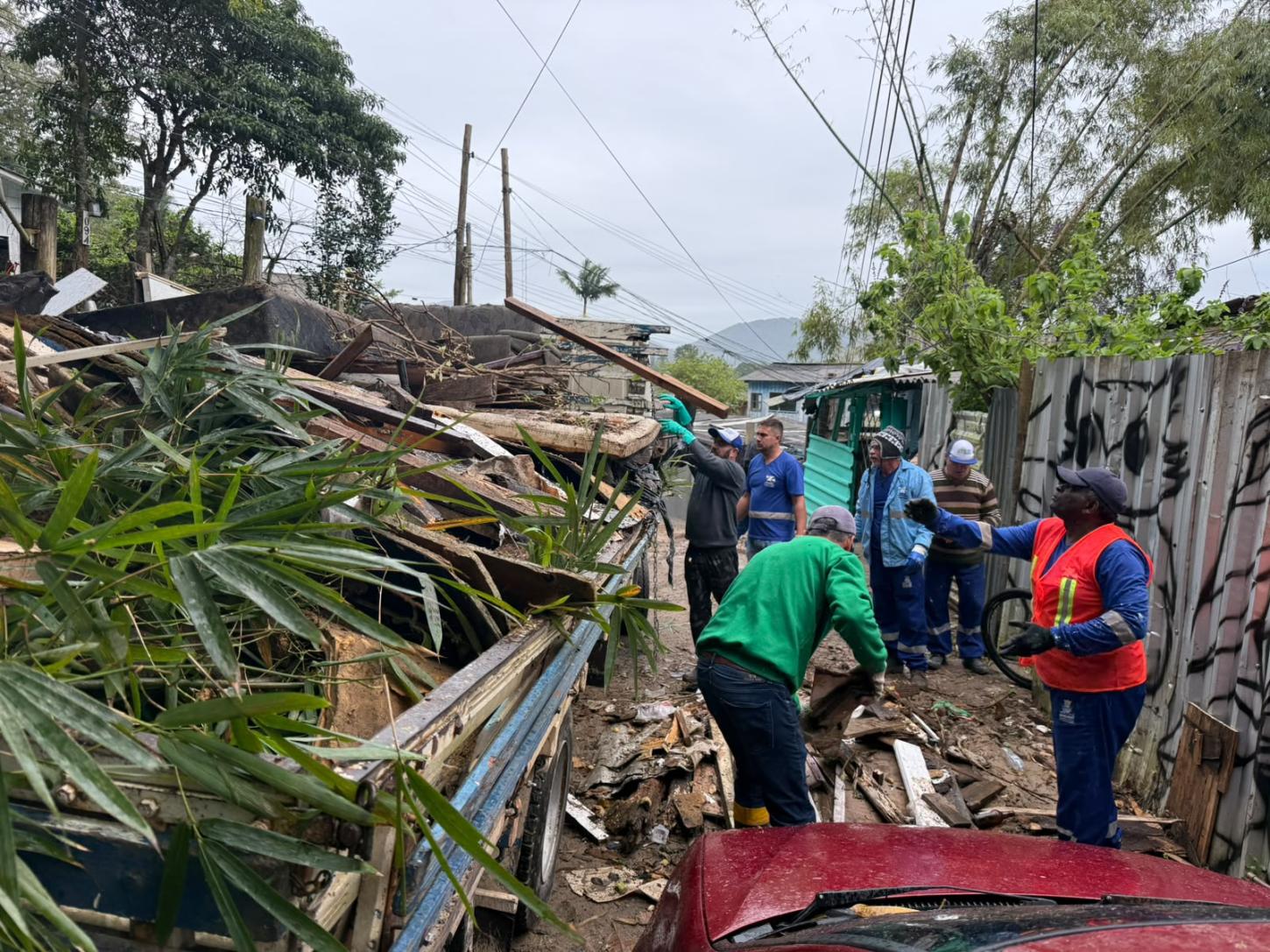 Prefeitura de Balneário Camboriú promove segundo mutirão de limpeza na Vila Fortaleza 
